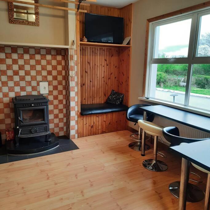 Cheerful Three Bedroom Country Cottage Ballina  Extérieur photo